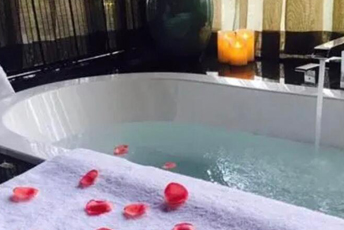 济南水疗池中的失重冥想：当身体学会漂浮